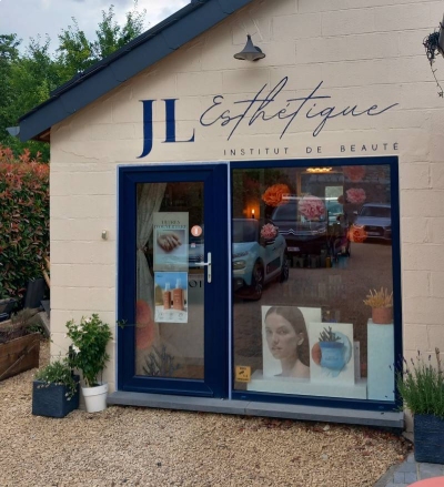 Peinture de logo en lettrage sur l'enseigne d'un institut de beauté en région de Namur